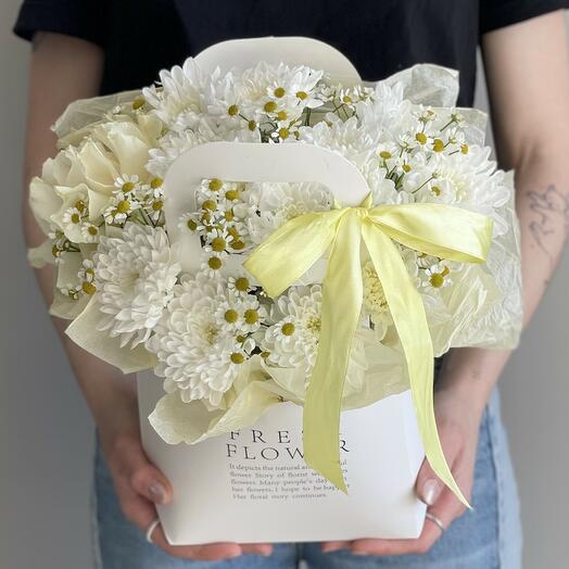 Сумочка з французькою трояндою, хризантемою і ромашкою