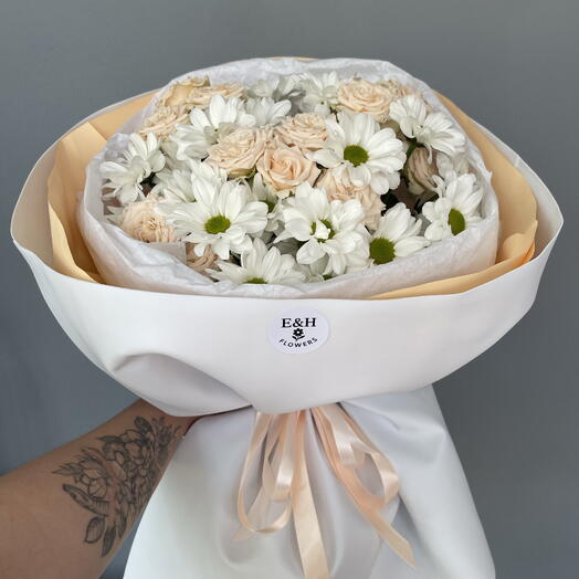 Букет с ромашкой и кустовыми розами