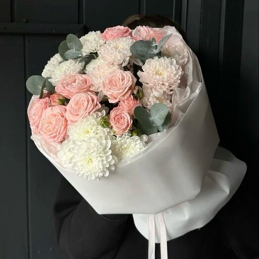 Авторский букет «lovely rose» с кустовыми розами / хризантемы /