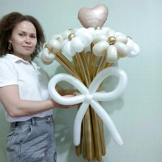 Букет цветов из шаров с сердечком