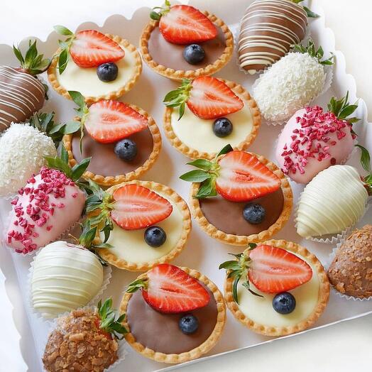 Set con fresas cubiertas de chocolate y tartaletas