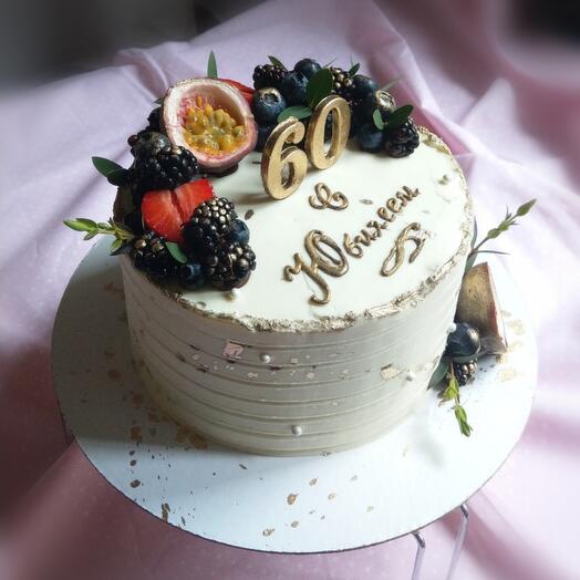 Pastel de cumpleaños con bayas