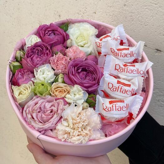 Цветы в круглой коробке с конфетами Raffaello
