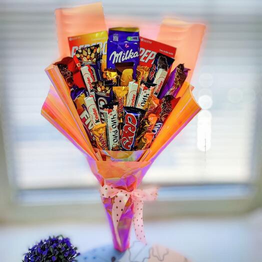 Сладкий букет из батончиков