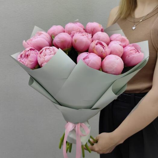 Нежный монобукет из 15 розовых пионов