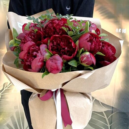 Bouquet of 21 burgundy peonies