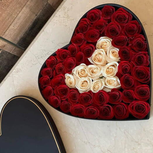 EVER RED ROSES IN A HEART BOX