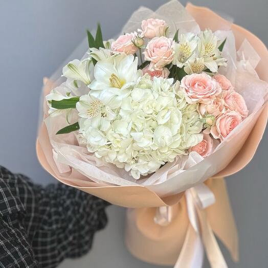 Букет с гортензией , кустовыми розами и альстромерией 🌸