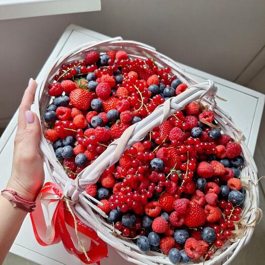 Большая Wow ягодная корзина. Клубника, смородина, голубика и малина