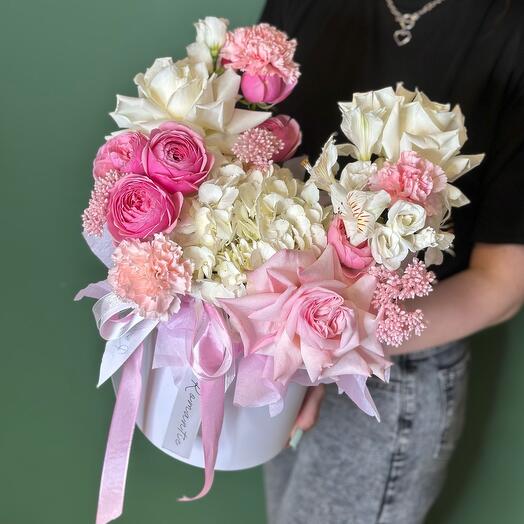 Коробка с белой гортензией ,французскими розами ,пионовидными кустовыми розами