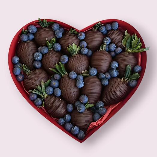 "Сердце" клубника в бельгийском шоколаде с голубикой