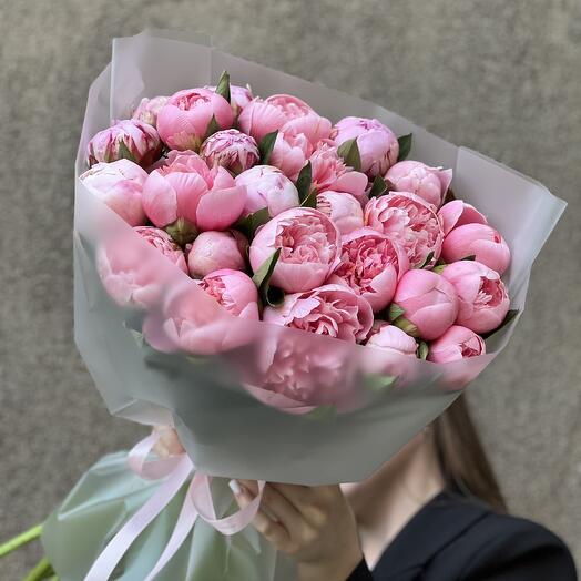 25 розовых пионов