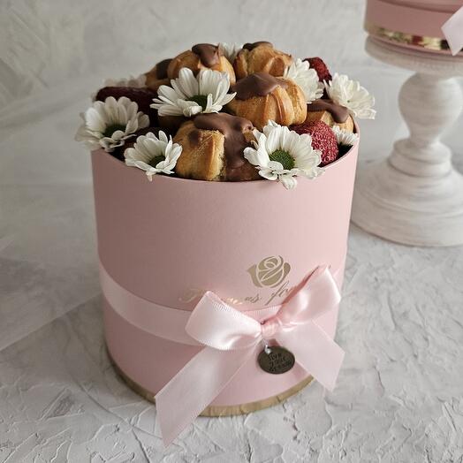 Ассорти профитролей с клубникой и цветами