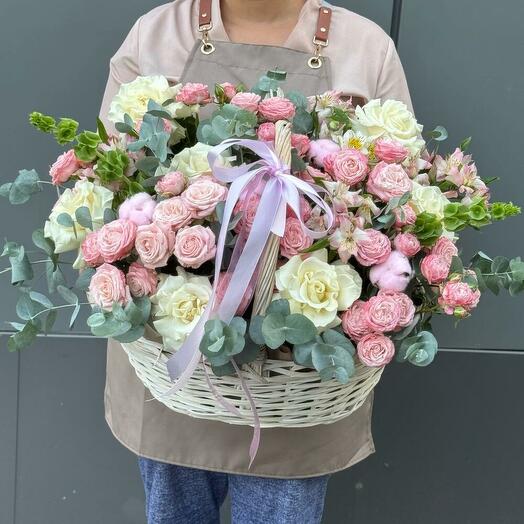 Корзина с французскими розами альстромерией с пионовидными кустовыми розами с эвкалиптом