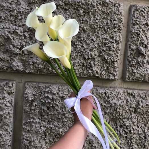 Каллы с белой лентой