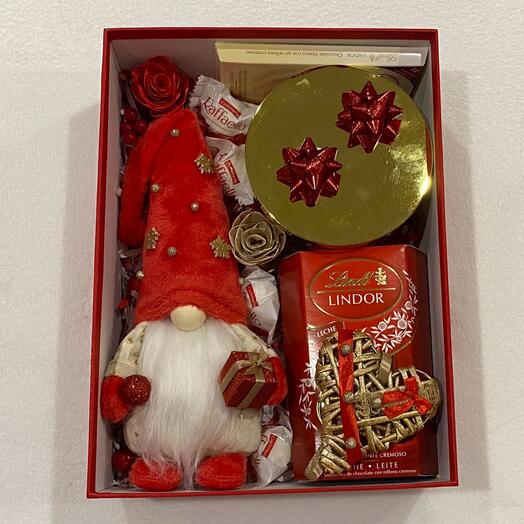 Caja de regalo roja y dorada con vela