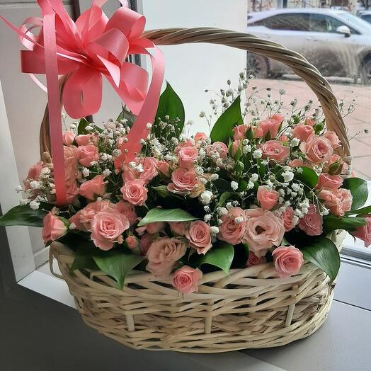 Корзина с кустовыми розами
