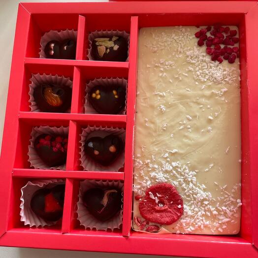 Набор из конфет ручной работы и плитки шоколада