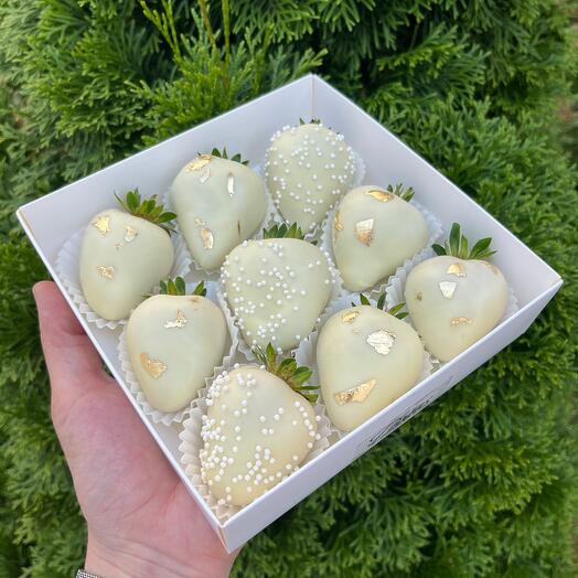 9 крупных клубник в Бельгийском Белом Шоколаде Callebaut