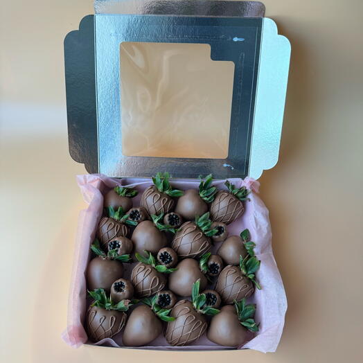 Box of 16pcs Strawberries in Belgian Chocolate