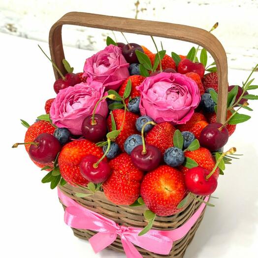 Cesta de bayas con rosas