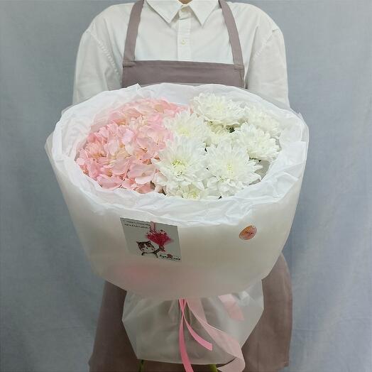 Букет розовая гортензия и белая хризантема