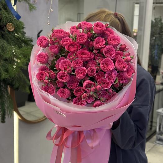 Моно букет из малиновых спрей роз