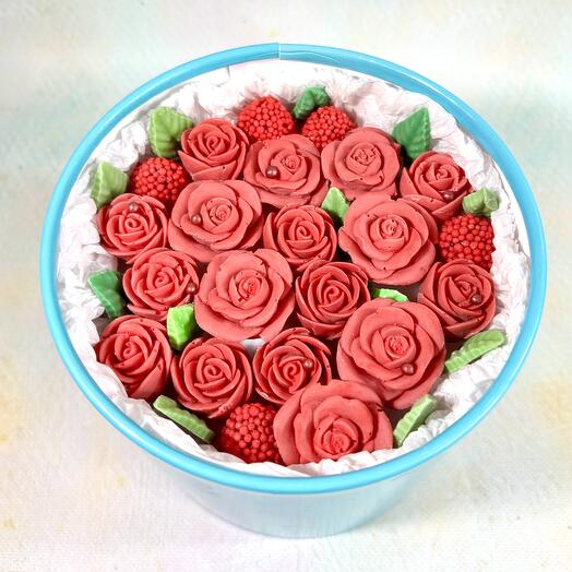 Букет из красных роз в коробке премиальный шоколад