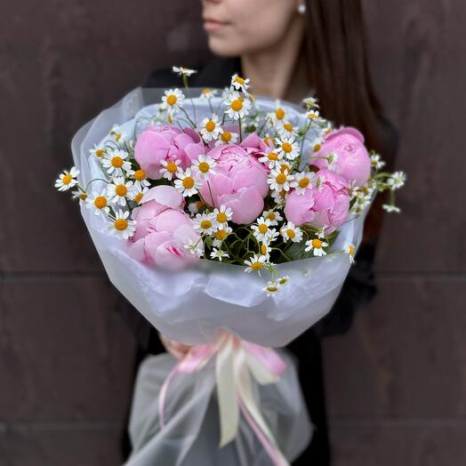 Букет из розовых пионов и ромашек
