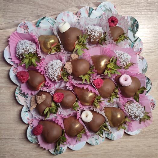 Strawberries in milk chocolate Assorted toppings 20 pieces