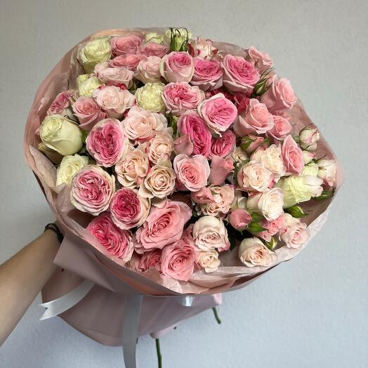 Нежный букет кустовых роз микс