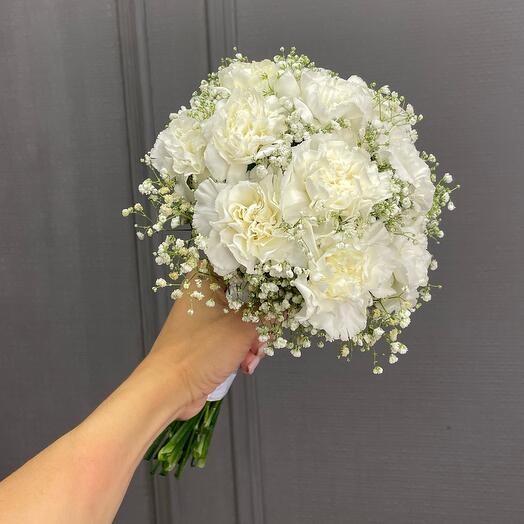 «Облако нежности» – круглый свадебный букет из диантусов и гипсофилы