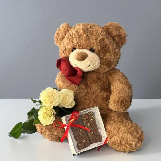 Комбо игрушка, белые розы, дубайский шоколад