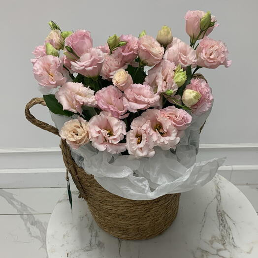 Корзина с эустомой