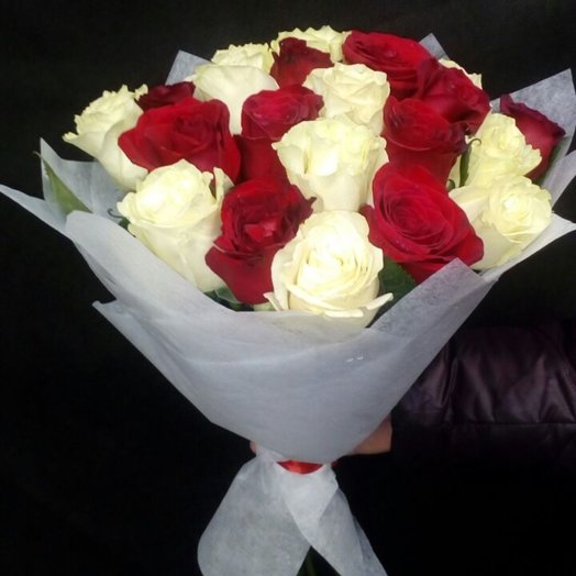 В 3 букетах было 15 роз. Букет 10 красных роз и 1 белая. Розы красные и белые. Букет красно белых роз дома. 15 Красно белых роз.