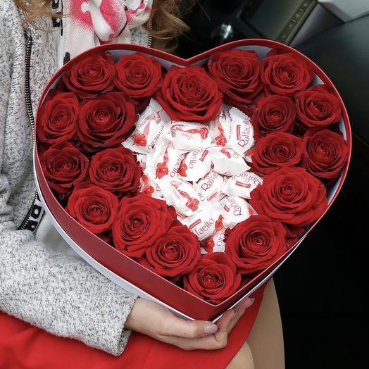 Коробка сердце с цветами и сладостями