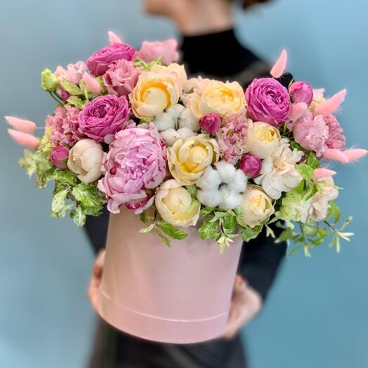 Arreglo con peonía, rosas y algodón "fantasía Floral"