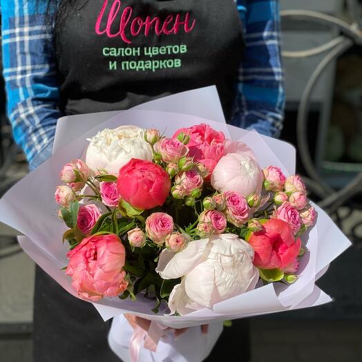 Ramo de peonías con rosas