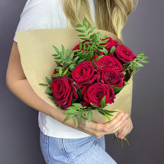 Букет из 9 роз с зеленью в крафте