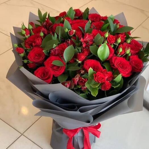 Stand red roses bouquet