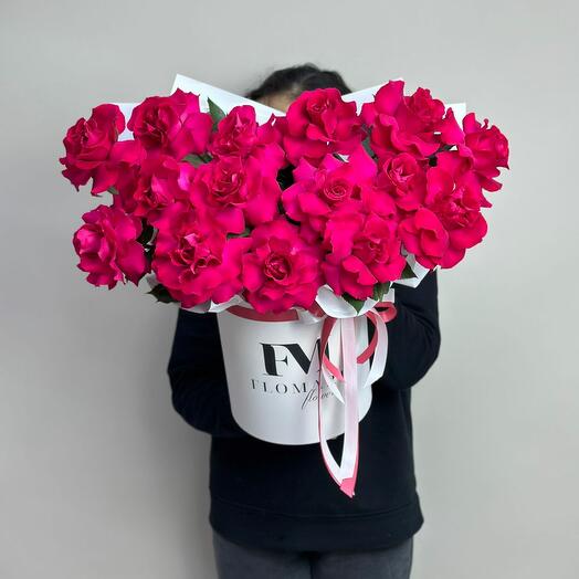 15 ярко-розовых роз