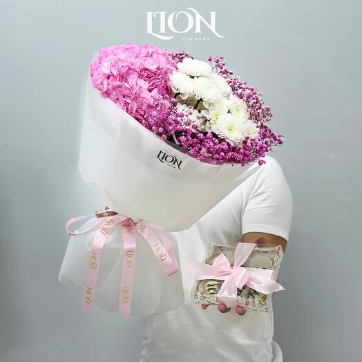 Букет из гортензии, гипсофилы, хризантемы, клубника в шоколаде