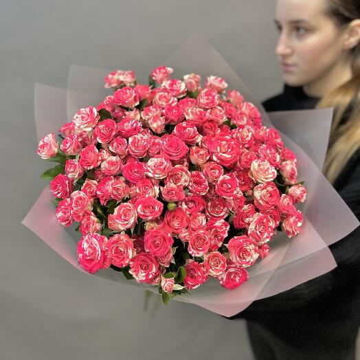 Букет из 19 ярко-розовых кустовых роз 💘