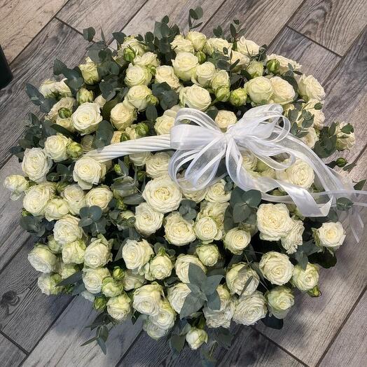 Корзина с пионовидными розами