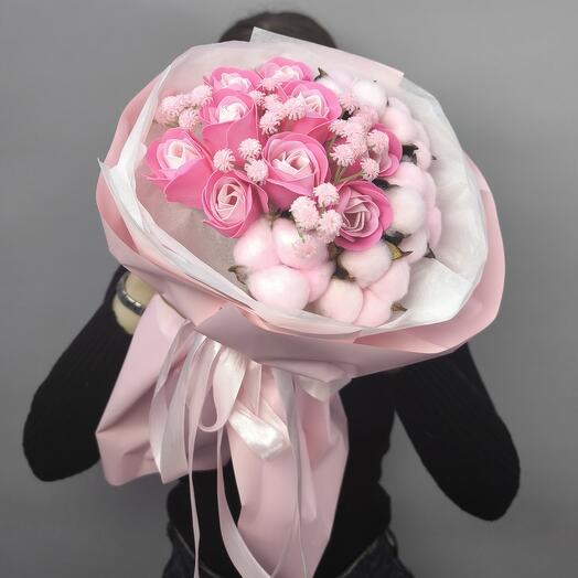 Ніжний букет з мильних троянд