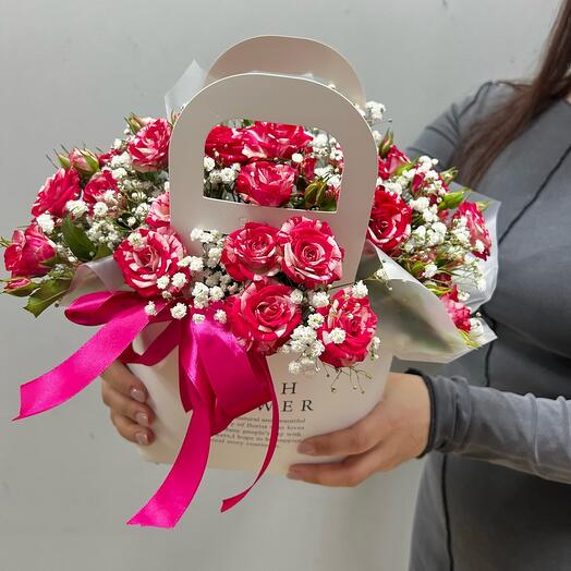 Rosa de arbusto con gypsophila en un bolso elegante
