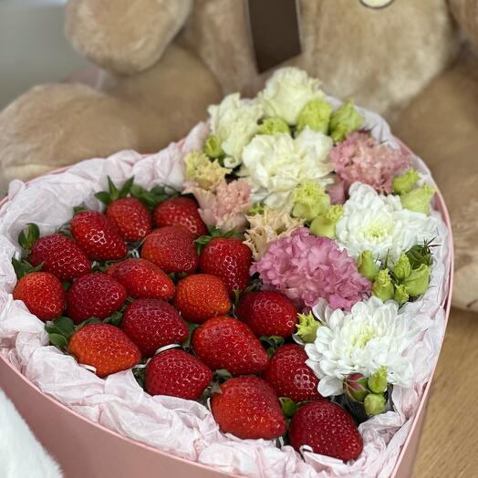 Клубничка с цветами🥰