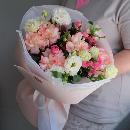 Розы и эустома