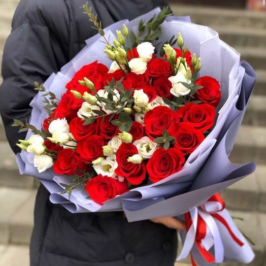 Bouquet of roses and eustoma