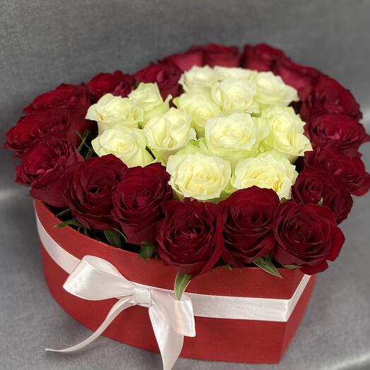 Композиція з 31 троянди в коробці серце